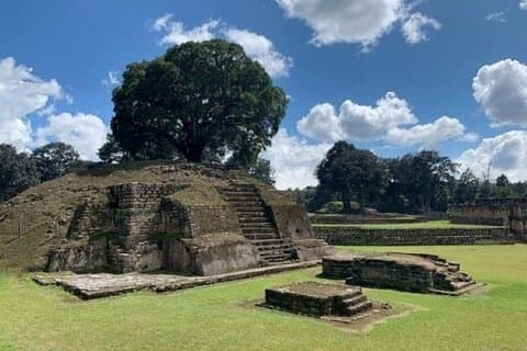 Iximché: Spiritueel ritueel met een Maya-priester