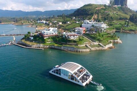 Tour nach Guatape und Fahrt mit einer Luxusyacht durch Piedra del Peñol