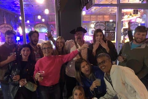 10 bis Mitternacht Happy Hour und Geister-Pub-Crawl mit dem Kapitän