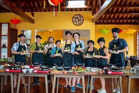 Cours de cuisine avec la ferme écologique Tra Que et découverte du marché local