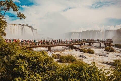 Imersivas Cataratas do Iguaçu em um dia: caminhada guiada, passeio de trem e barco