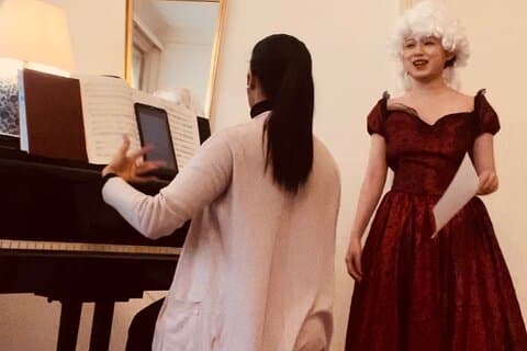 Synger Mozart med Mozart-kostume i Wien