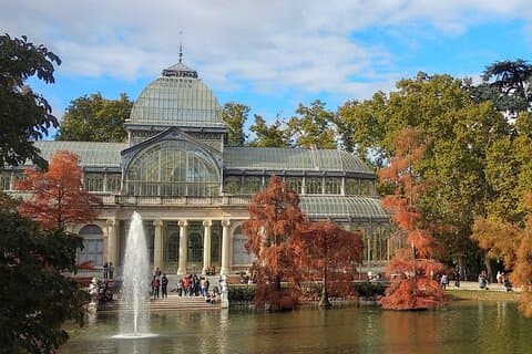 Een zelfgeleide rondleiding door de opkomst, ondergang en verlossing van El Retiro Park