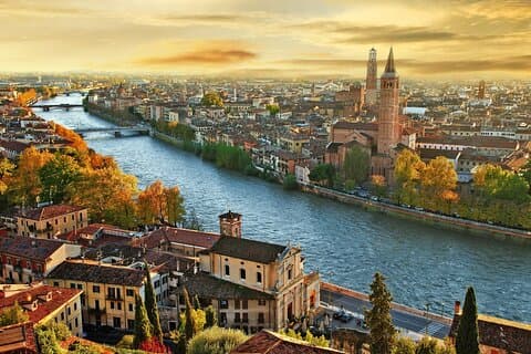Camine por el centro histórico, descubra la misteriosa Verona