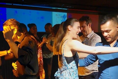 Tangokurs und beeindruckende Show mit privatem Transport und Abendessen