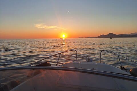 Tour privado en barco al atardecer Visita a Dubrovnik con bebidas incluidas