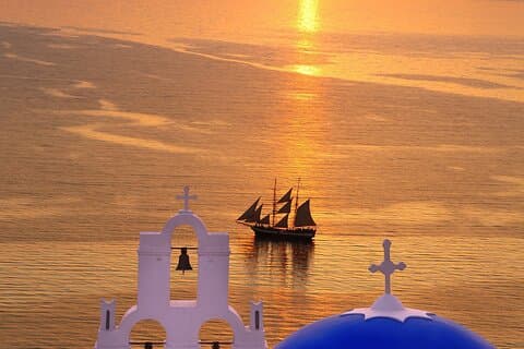 Volcán Santorini y aguas termales y puesta de sol a bordo