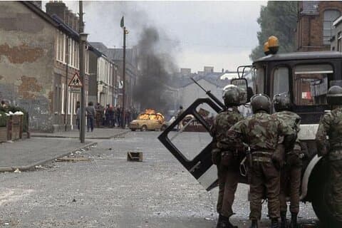 A história de Belfast de assassinatos e bombas passeio de táxi privado 2 horas