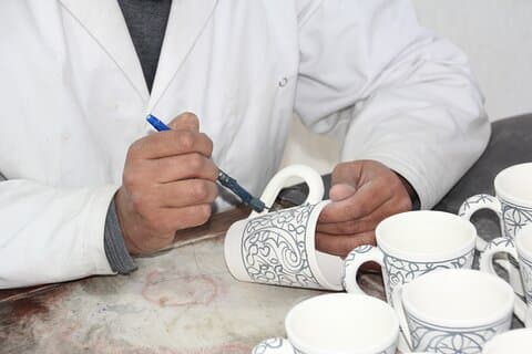 Atelier interactif de peinture de poterie et de mosaïque Zellige à Fès