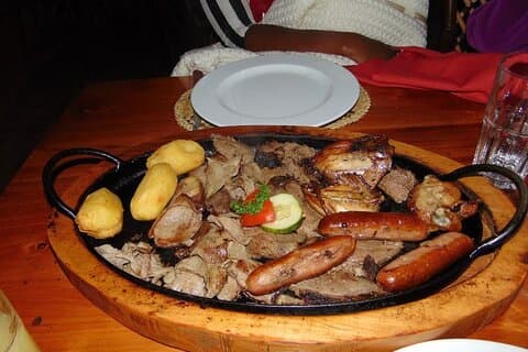 ナイロビの肉食レストランでランチ