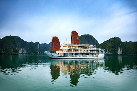 HaLong, LanHa bay 2 dagar och 1 natt kajak på Vega Legend Cruise.
