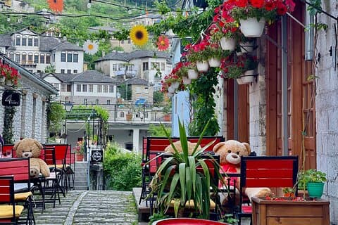 Blue Eye en Gjirokaster, halve dag tour met eten en drinken