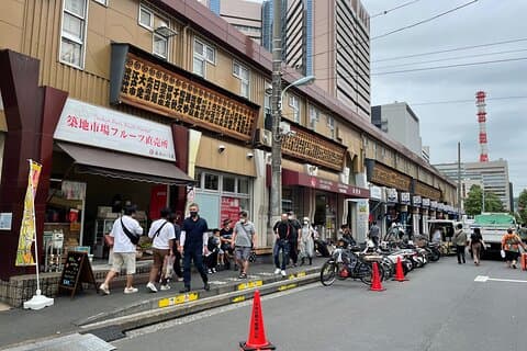 Visita al mercado exterior de Tsukiji con degustaciones ilimitadas de sake