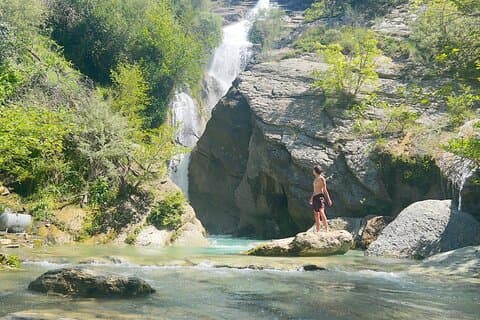 De la Naturaleza al Vidrio : Tour de senderismo en cascada de Bogotá & Cata de vinos