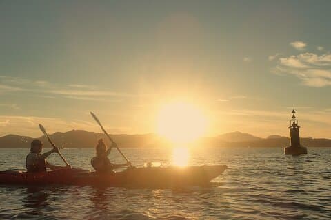 Delfin-Kajaktour bei Sonnenuntergang im Golfo Aranci