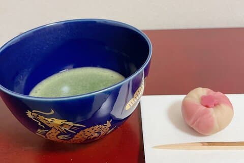 Japansk slikfremstilling og te-ceremoni i Yokohama, Tokyos forstad