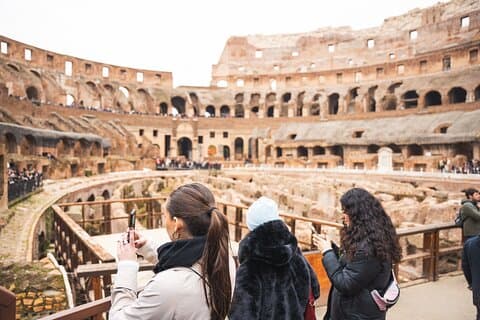 Temprano en la mañana semiprivado Colosseum Express con acceso a la arena