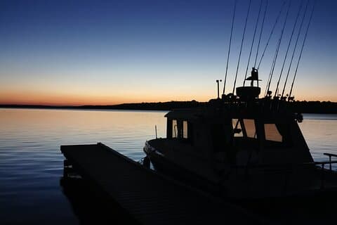Tour de la aurora boreal al lago Inari en barco con cena barbacoa