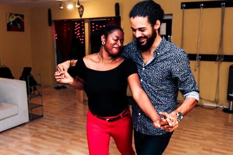 Lezione di danza sociale con un istruttore professionista