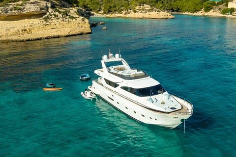 Gita di un giorno di 4 ore Essoess Yatch nelle Isole Baleari in Spagna