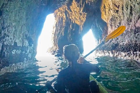 Tour in kayak Attraversando la grotta del tunnel nel geoparco di Hong Kong