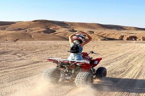 Excursão ao deserto de Agafay com passeio de quadriciclo e jantar com show