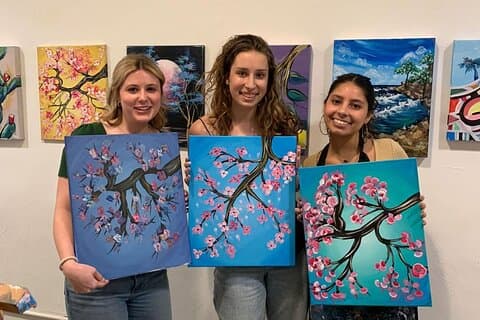 Taller de pintura y vino en un estudio de arte en Barcelona
