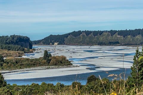 2-tägige private Wanderung oder Radtour mit Übernachtung zu den heißen Quellen des Hurunui River