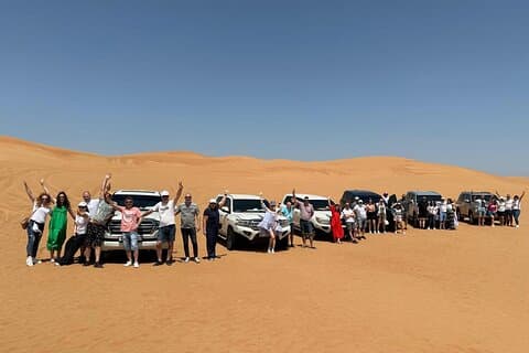 Abu Dhabi: woestijnsafari van 7 uur met barbecue, kameelrit en sandboarden