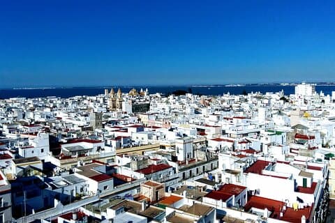まるでそこに住んでいるかのようにカディスを訪れてください