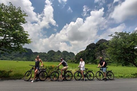 Mua Cave Tam Coc Hoa Lu privat tur (båd, cykel, lokal familie)