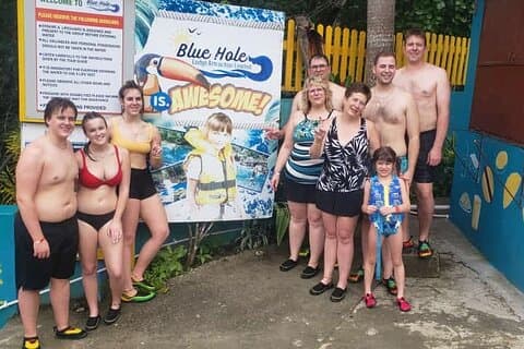 Blue Hole Falls og River Tubing privat tur fra Montego Bay