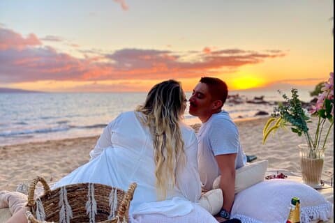 Picnic romântico ao pôr-do-sol em Pristine Beach com foto e vídeo