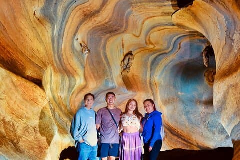 Visite guidée privée de Rainbow Cave Unseen Canyon et du temple de Lanna