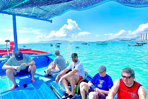 Excursões privadas à ilha selvagem para natação, pesca e almoço com churrasco