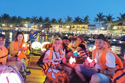 Explore Hoi An Town : Paseo en barco, Flotación de linternas,Mercado nocturno