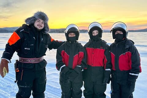 Snowmobile Safari til Inari-søen, møde og fodre rensdyr, frokost