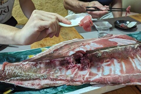 Tsukiji Fish Market Tour & Köp fisk att äta på Hidden Home Kitchen