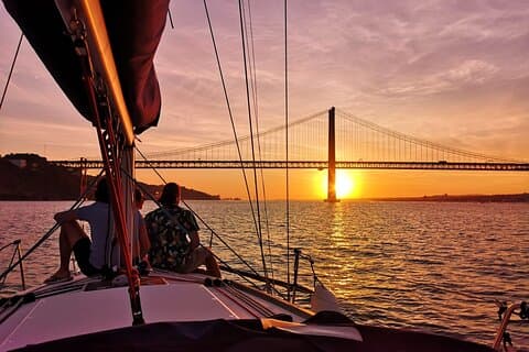 Lissabon Small Group Sunset Sailing 2 timers krydstogt med åben bar