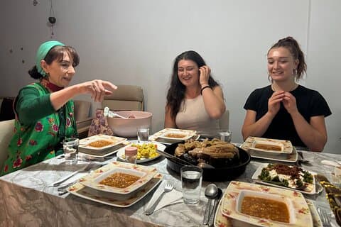 Traditionel familiemiddag i Istanbul med østlig familie