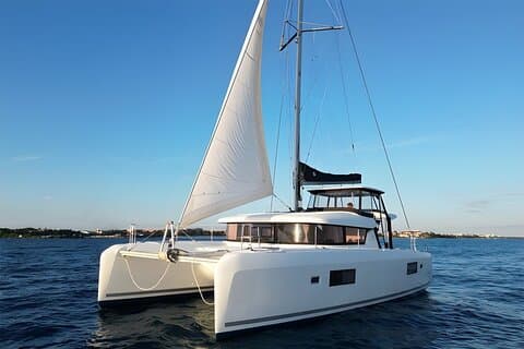Esperienza in catamarano di 3 ore in una laguna privata da 42 piedi