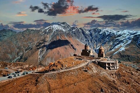 Viagem diurna guiada de Tbilisi a Ananuri Gudauri e Kazbegi