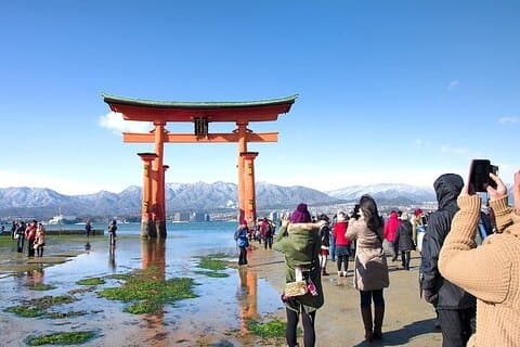 4 Hour Guided Hiroshima Historical Sites and Local Friendly Tour