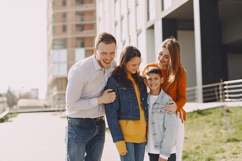 Explore a história e o passeio a pé em família em Mons