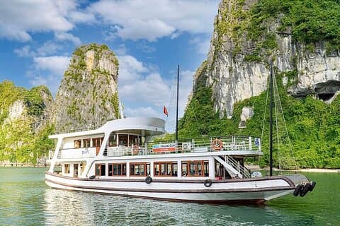 WEGO HALONG CRUISE Dagstur besøg grotte og kajaksejlads fra havnen