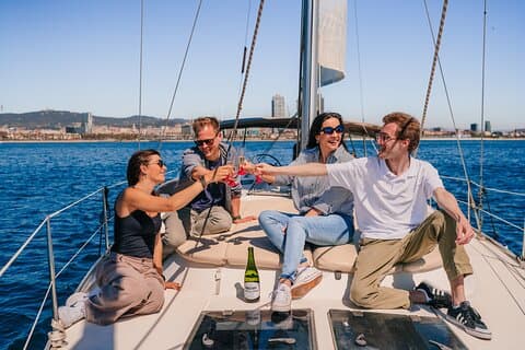 Barcelona: Shared sailing cruises with open bar and snacks
