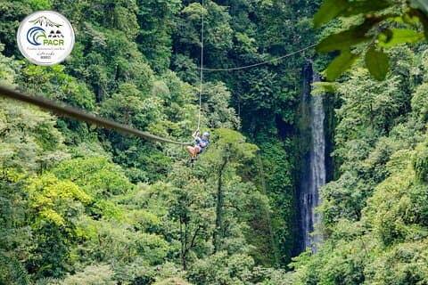 Canopy-Tour mit 12 Seilrutschen über Wasserfällen