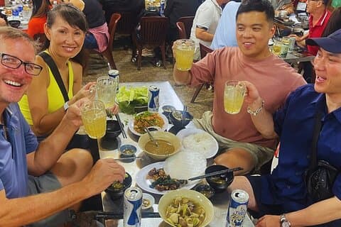 Saigon Authentic Food Walking Tour med færre turistfolk
