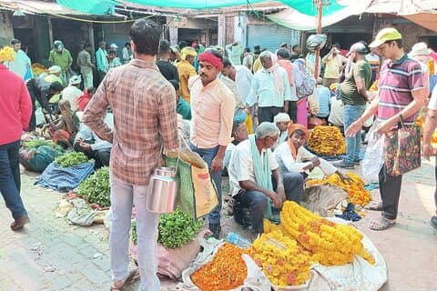 Guided Walking Tour of Ghats and Galis of Varanasi by VLT
