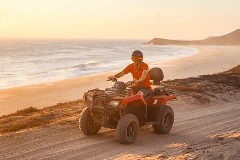 Polaris 570cc ATV totalmente automático em praia e deserto